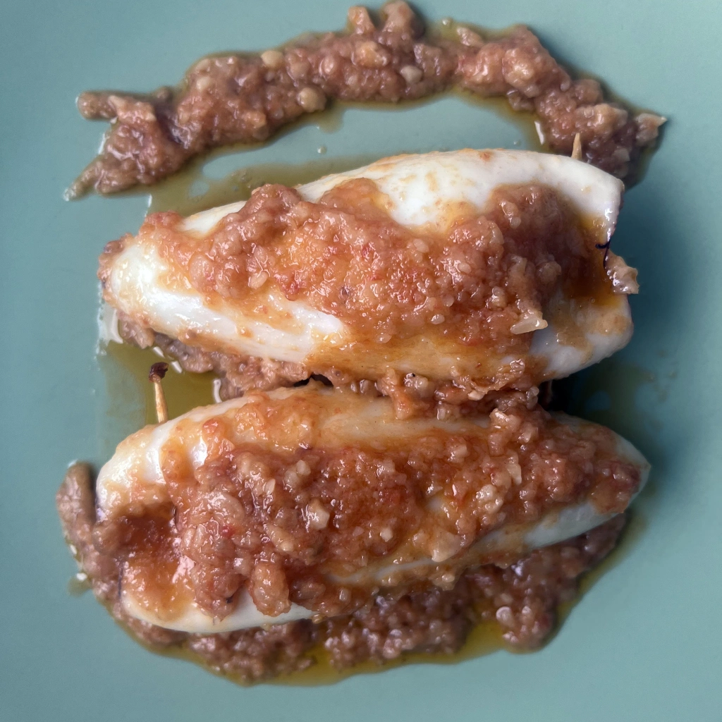Calamares rellenos en salsa, receta tradicional de la abuela con carne picada, cebolla y su propia salsa.